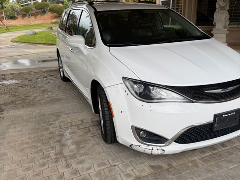 Used 2017 Chrysler Pacifica Touring-L image 11