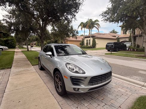 Used 2015 Porsche Macan S AWD/4WD image 2