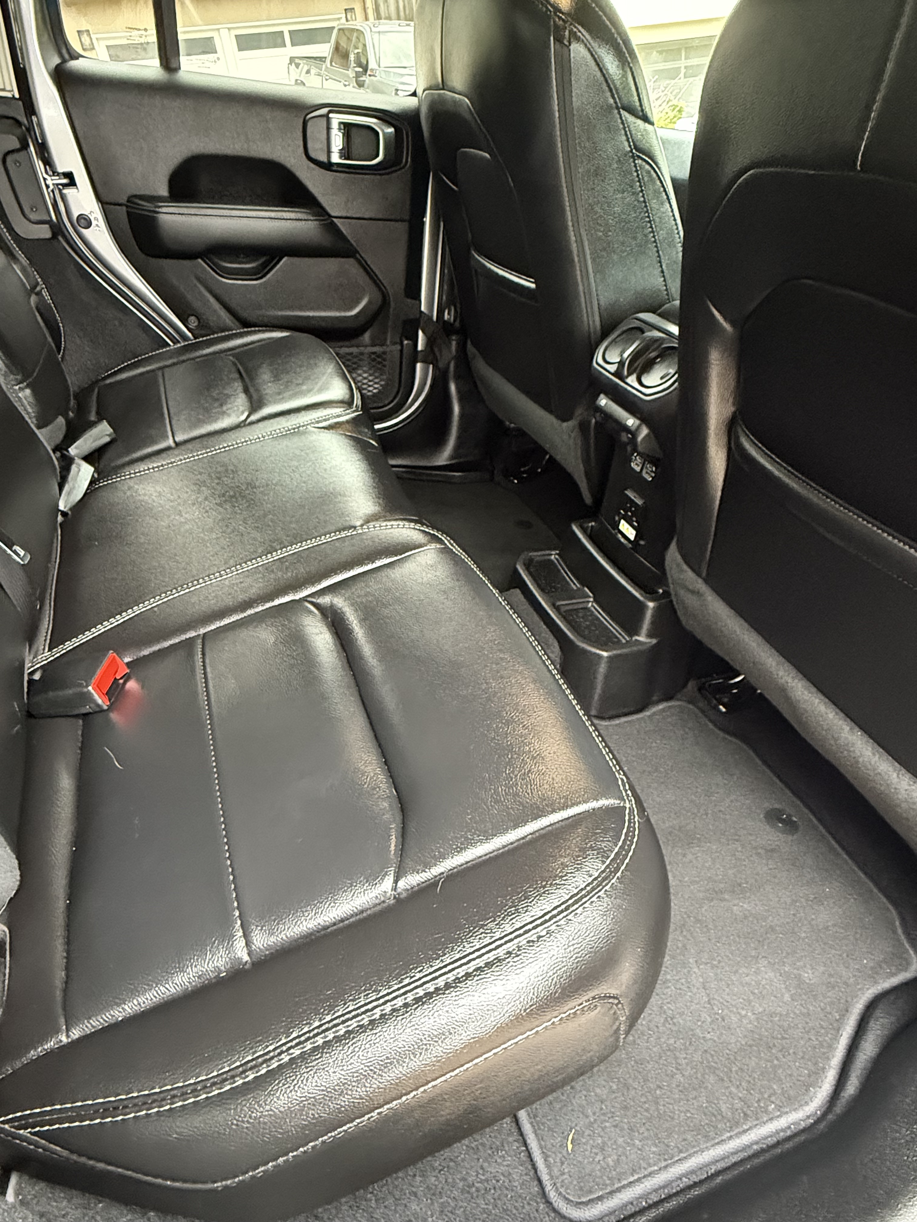 Used 2019 Jeep Wrangler Unlimited Sahara AWD/4WD image 10