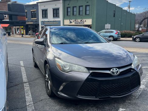 Used 2016 Toyota Camry SE image 2