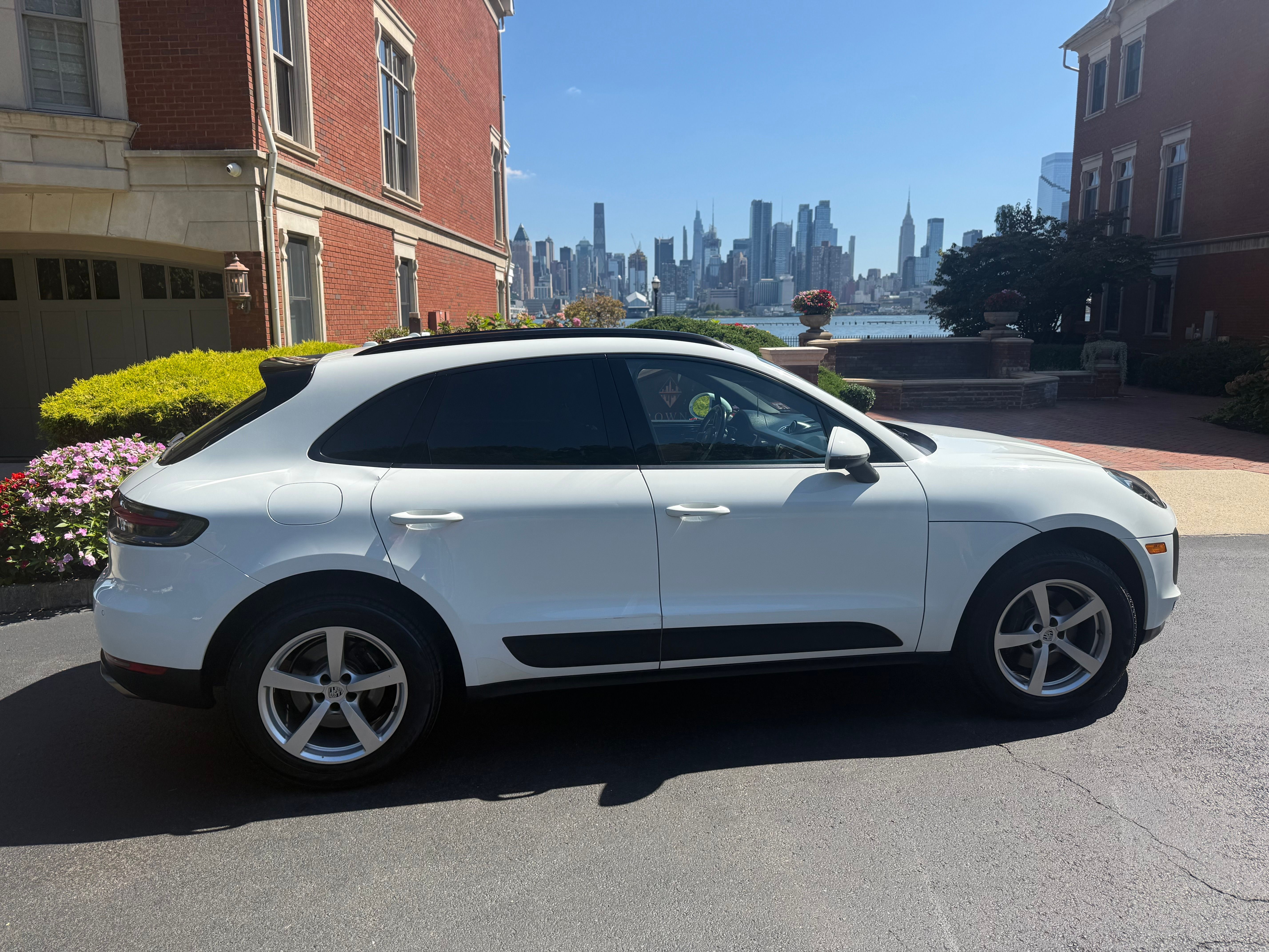 Used 2020 Porsche Macan AWD/4WD image 1