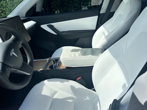 Used 2022 Tesla Model Y Performance image 9