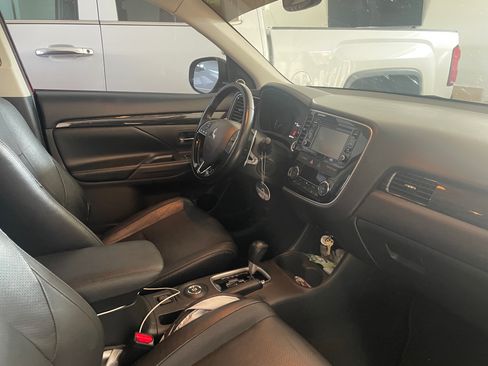 Used 2016 Mitsubishi Outlander GT image 2