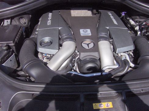 Used 2015 Mercedes-Benz ML 63 AMG 4MATIC w/ Driver Assistance Package image 8