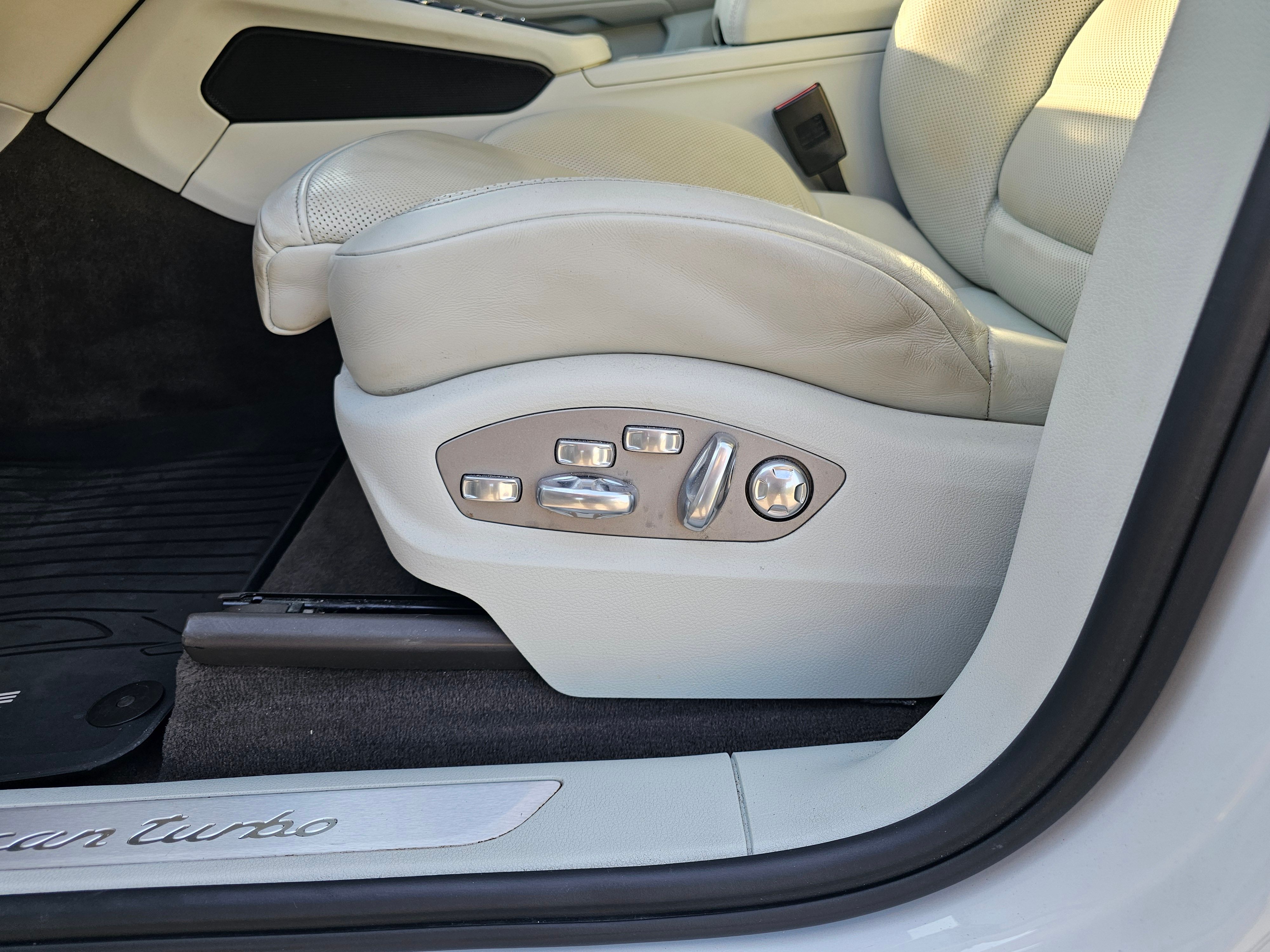 Used 2016 Porsche Macan Turbo image 9