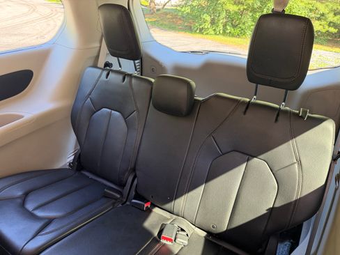 Used 2019 Chrysler Pacifica Touring-L FWD image 16