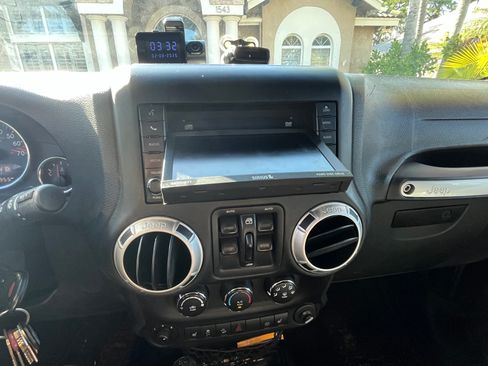 Used 2016 Jeep Wrangler Unlimited Rubicon image 8