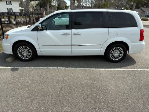 Used 2015 Chrysler Town & Country Touring-L w/ Driver Convenience Group image 2