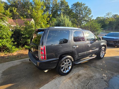 Used 2011 GMC Yukon Denali image 8