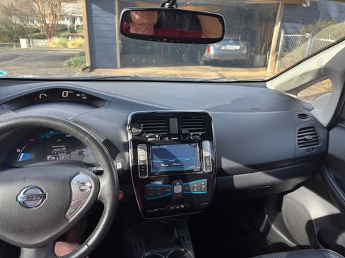 Used 2015 Nissan Leaf SL image 4