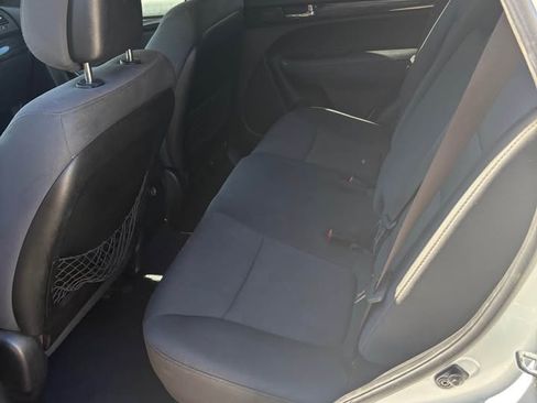 Used 2013 Kia Sorento LX w/ Convenience Pkg image 8