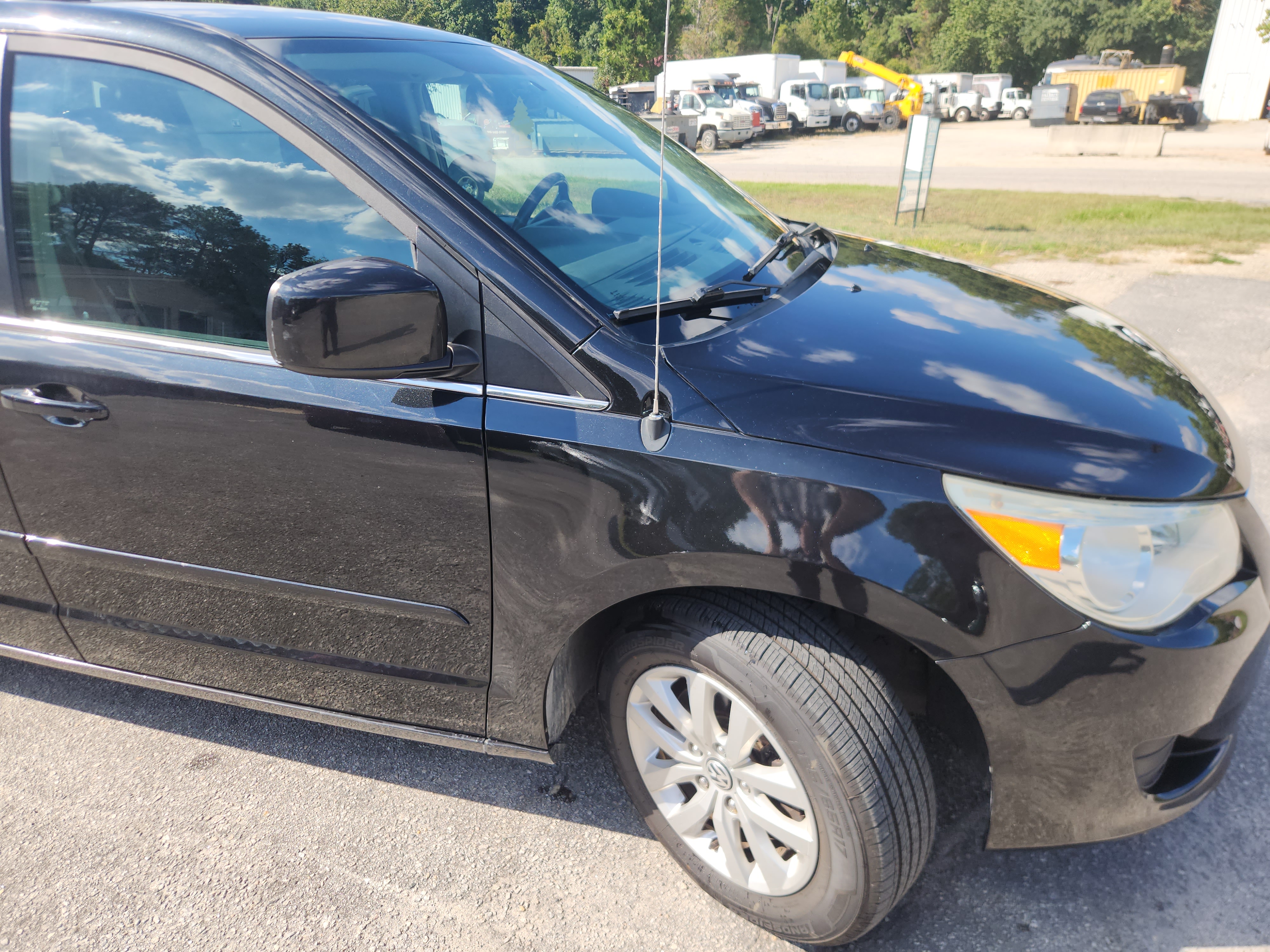 Used 2012 Volkswagen Routan SE FWD image 5