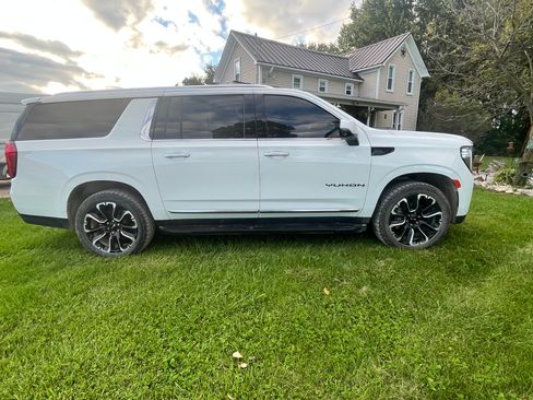 Used 2023 GMC Yukon XL SLT w/ SLT Premium Package AWD/4WD image 2