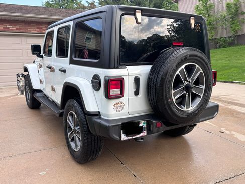 Used 2023 Jeep Wrangler Unlimited Sahara w/ Cold Weather Group AWD/4WD image 2