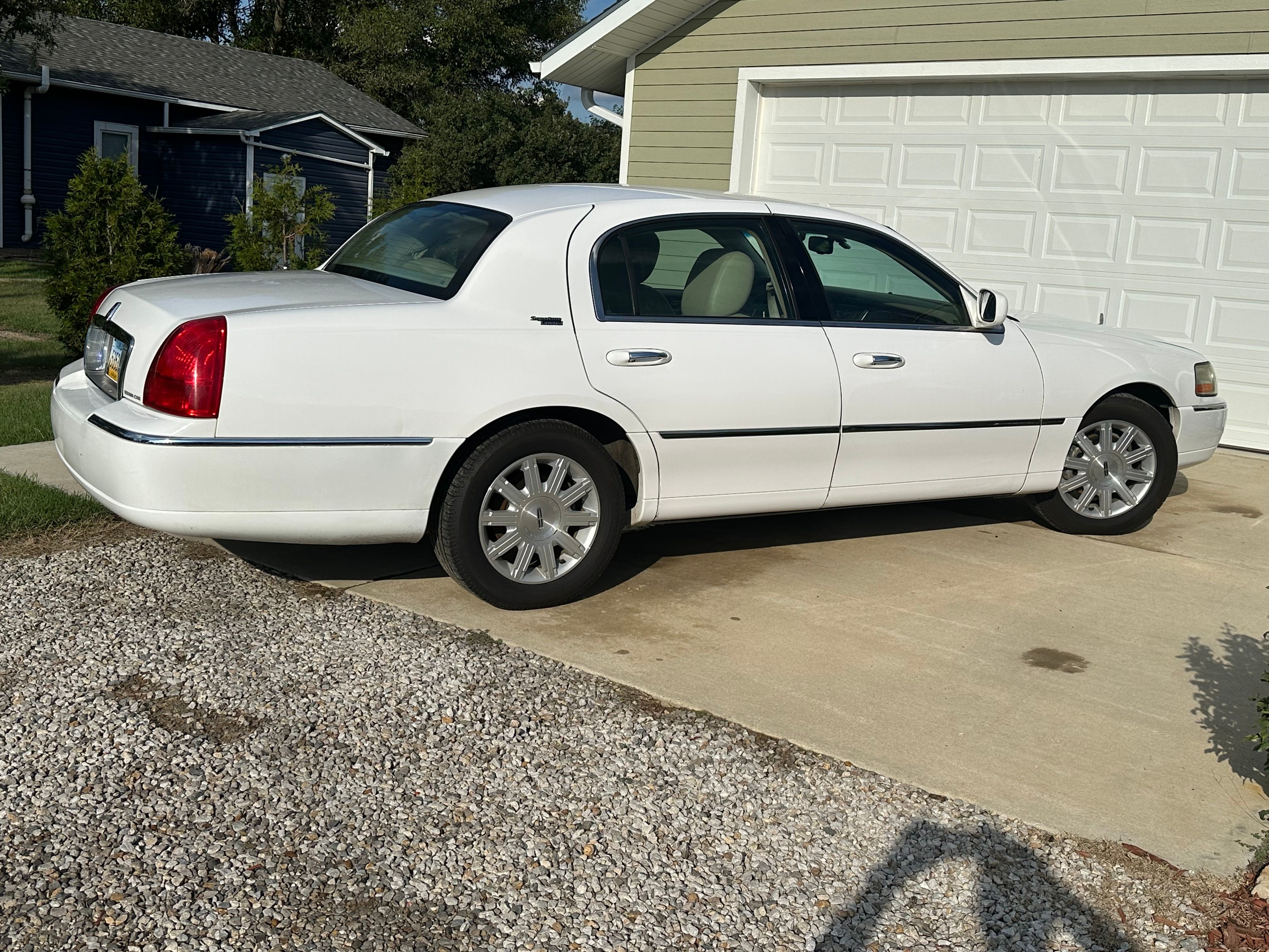 Used 2011 Lincoln Town Car Signature Limited RWD image 10