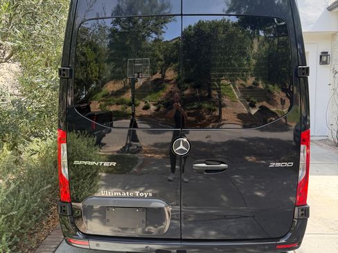 Used 2021 Mercedes-Benz Sprinter 2500 image 4