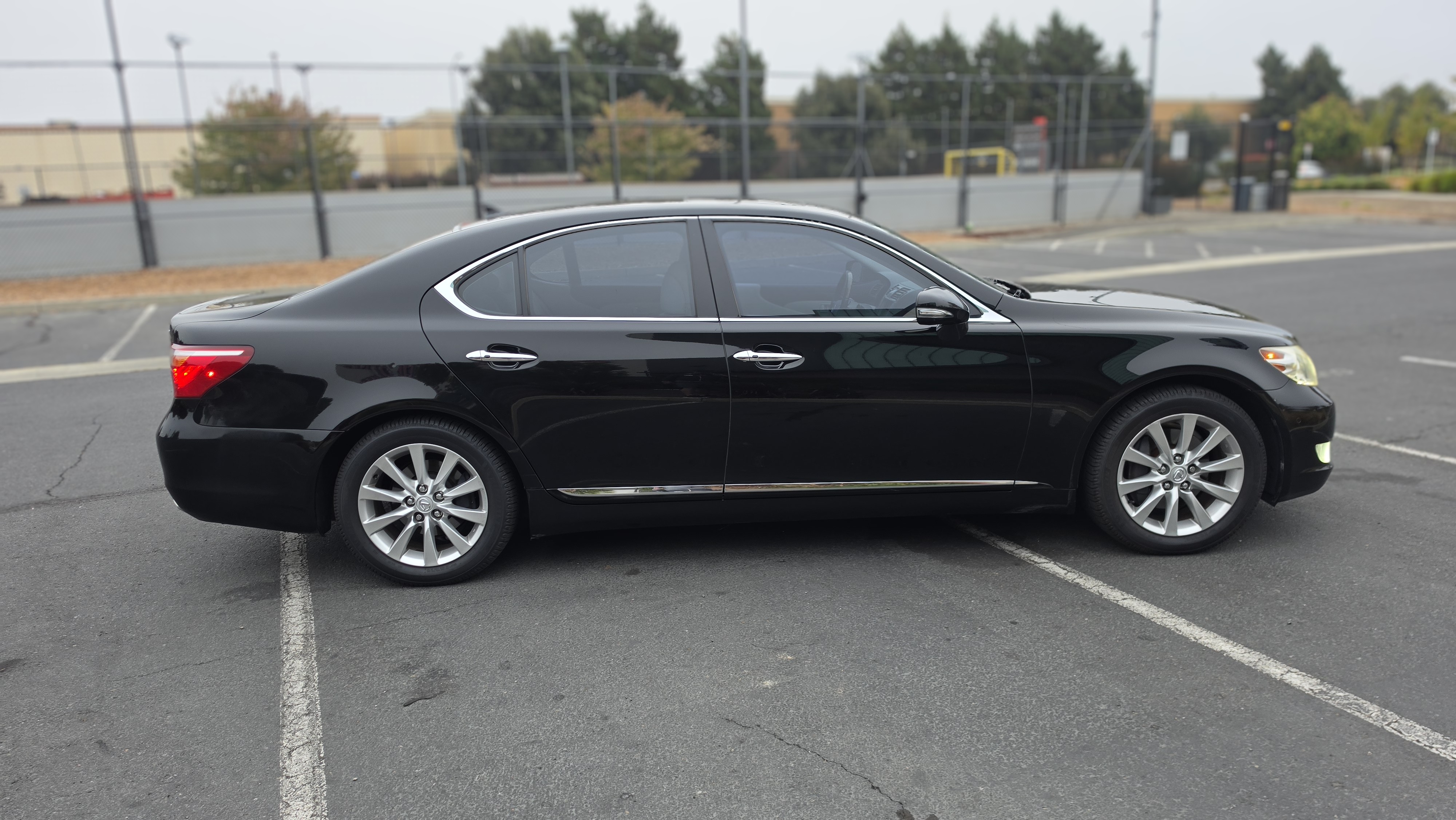 Used 2011 Lexus LS 460 w/ Luxury Value Edition RWD image 4