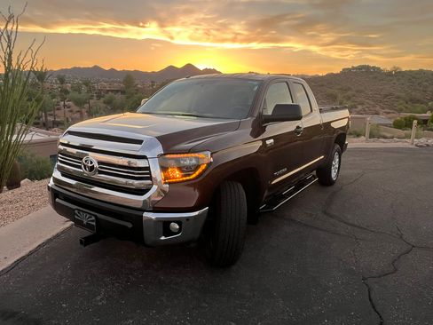 Used 2017 Toyota Tundra SR5 w/ SR5 Upgrade Package RWD image 1
