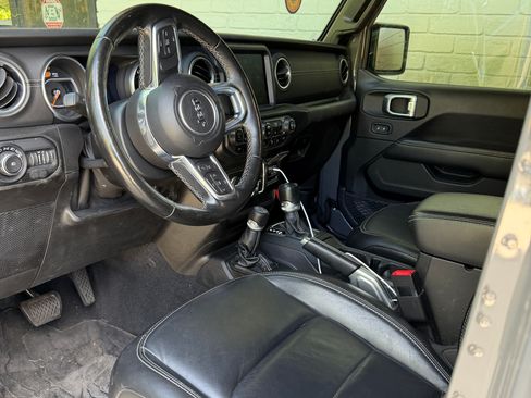 Used 2020 Jeep Wrangler Unlimited Sahara AWD/4WD image 8