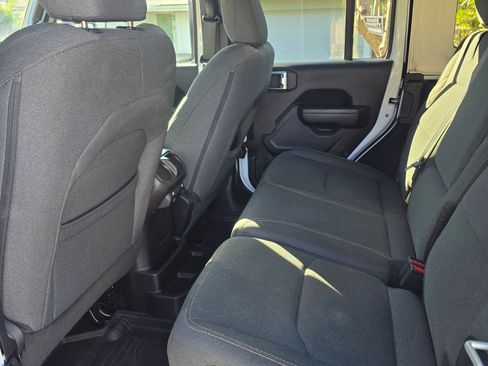 Used 2024 Jeep Wrangler Unlimited image 15