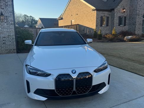 Used 2023 BMW i4 eDrive40 w/ Premium Package image 9