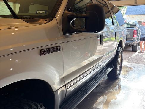 Used 2005 Ford Excursion XLT AWD/4WD image 4