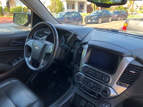 Used 2018 Chevrolet Tahoe LT w/ Luxury Package RWD image 2