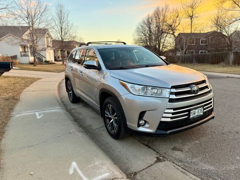 Used 2018 Toyota Highlander Plus w/ Carpet Mat Package (TMS) image 2