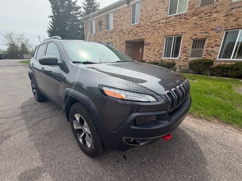 Used 2017 Jeep Cherokee Trailhawk w/ Cold Weather Group AWD/4WD image 2