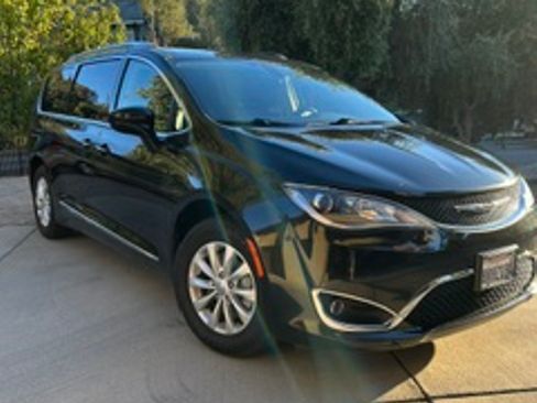 Used 2019 Chrysler Pacifica Touring-L FWD image 4