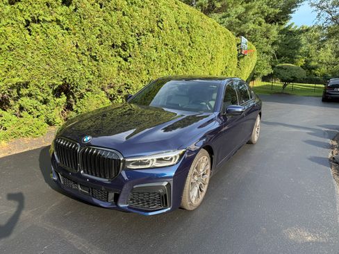 Used 2022 BMW 750i xDrive w/ Luxury Rear Seating Package AWD/4WD image 5