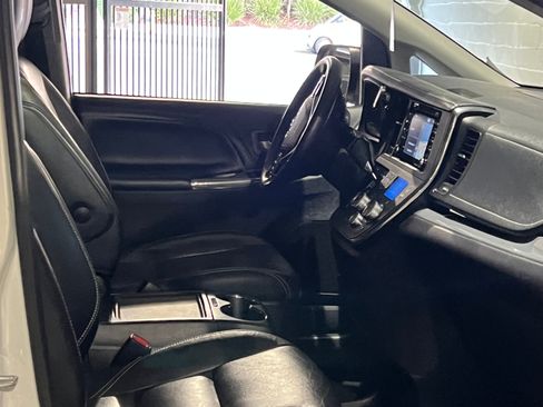 Used 2018 Toyota Sienna SE w/ SE Preferred Package image 24