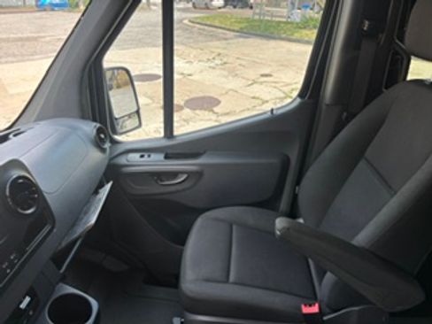 Used 2024 Mercedes-Benz Sprinter 2500 image 4