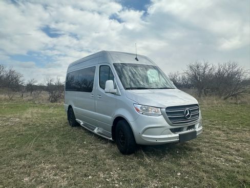 Used 2021 Mercedes-Benz Sprinter 2500 image 2
