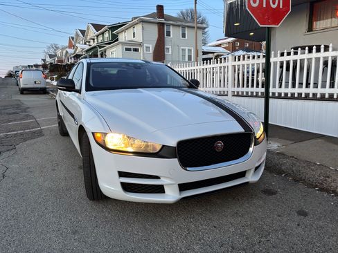 Used 2019 Jaguar XE Premium image 12