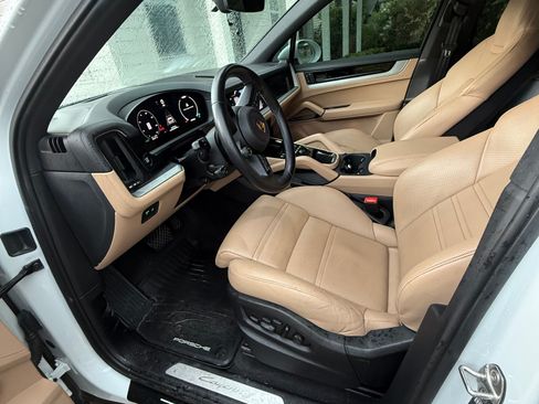 Used 2024 Porsche Cayenne AWD/4WD image 6