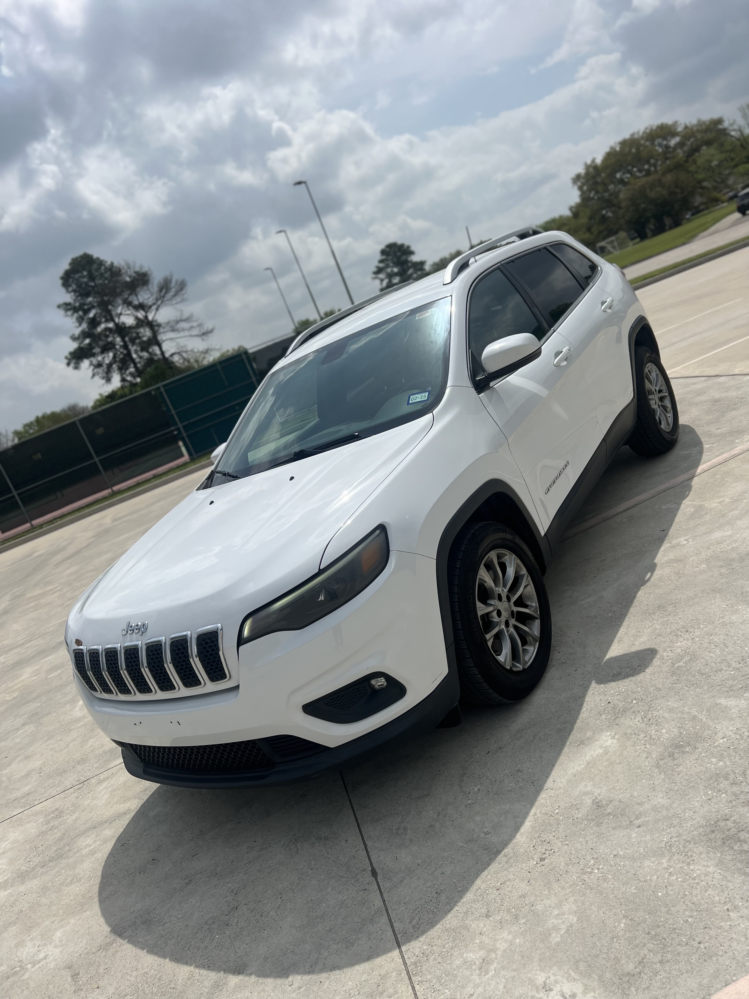 Used 2019 Jeep Cherokee Latitude Plus FWD image 2