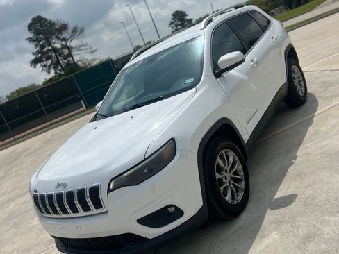 Used 2019 Jeep Cherokee Latitude Plus FWD image 2
