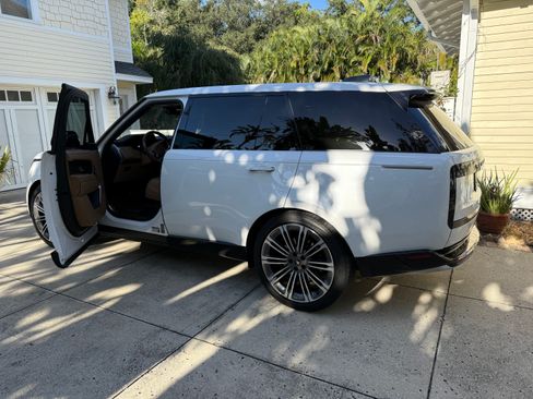 Used 2023 Land Rover Range Rover Long Wheelbase SE image 4