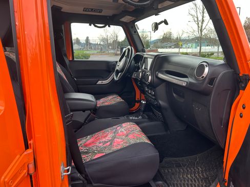 Used 2012 Jeep Wrangler Unlimited Rubicon w/ Connectivity Group image 10