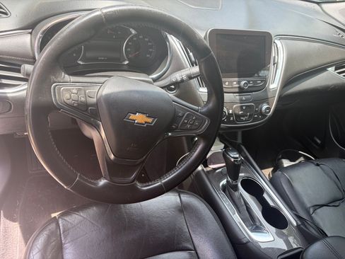 Used 2017 Chevrolet Malibu LT w/ Leather Package FWD image 6