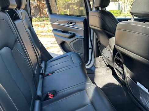 Used 2023 Jeep Grand Cherokee Limited w/ Black Appearance Package image 10