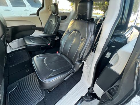 Used 2018 Chrysler Pacifica Limited w/ Tire & Wheel Group image 6