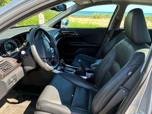 Used 2017 Honda Accord Touring image 13