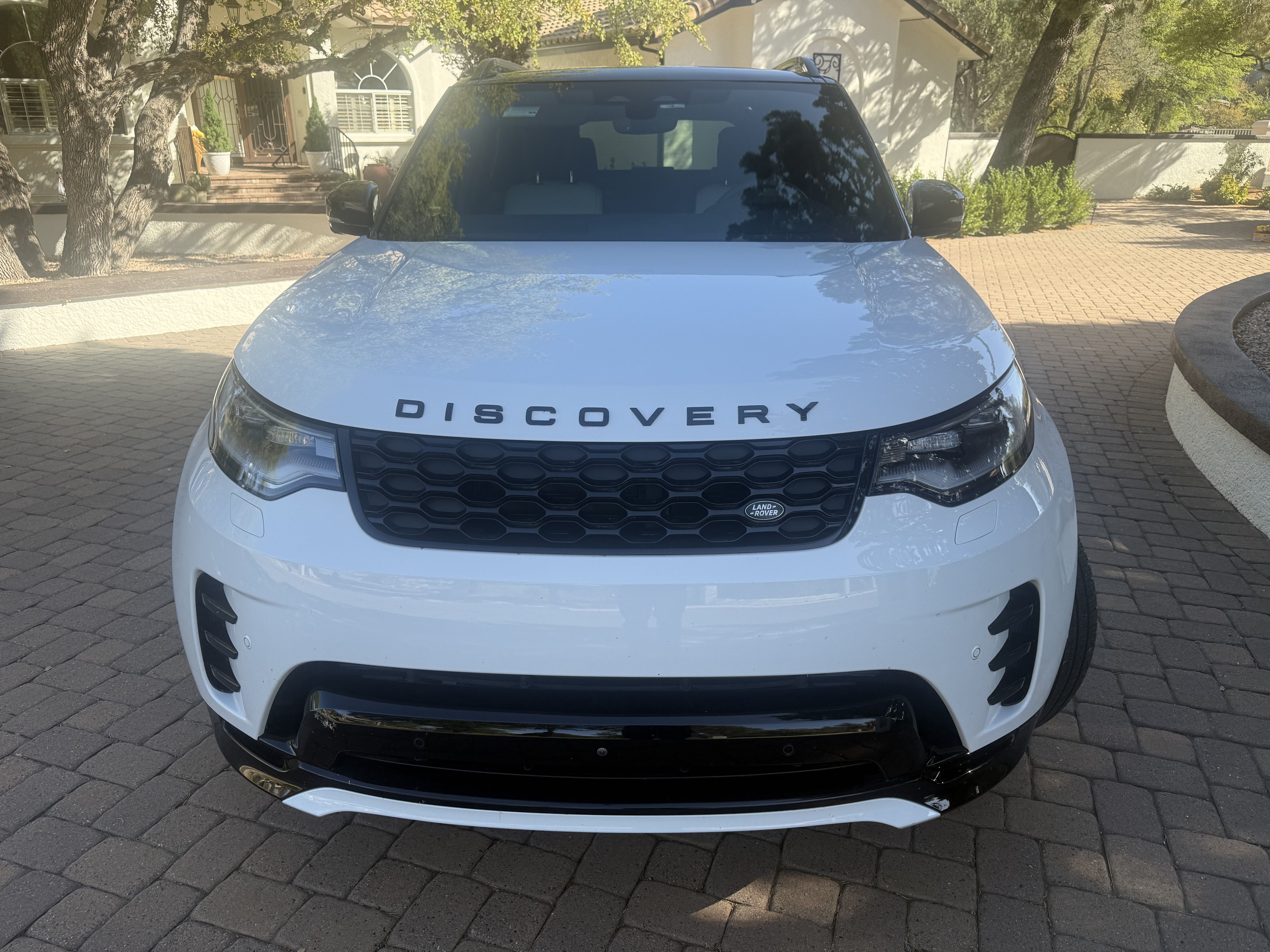 Used 2024 Land Rover Discovery Dynamic SE AWD/4WD image 2