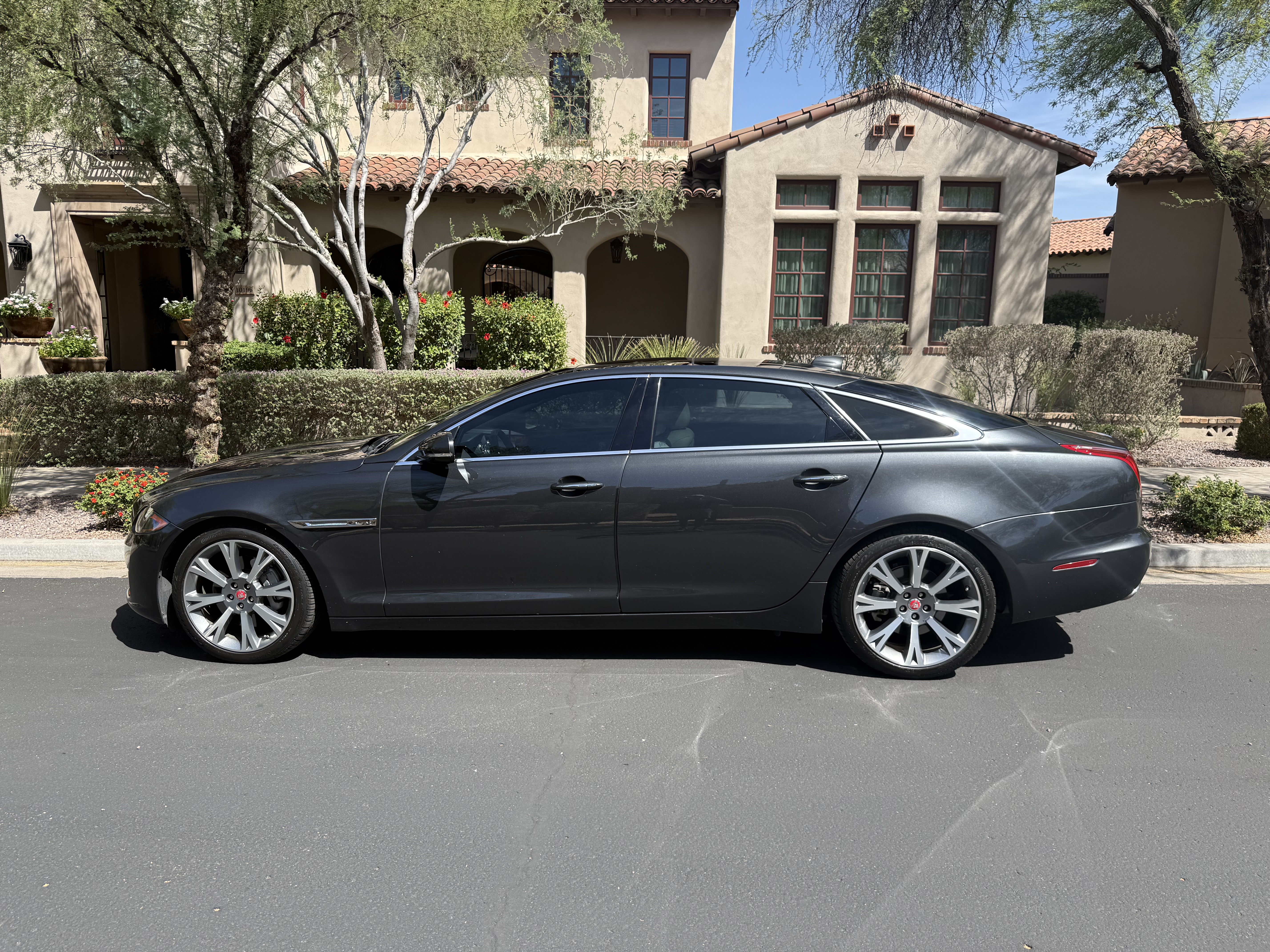 Used 2017 Jaguar XJ L Portfolio RWD image 1