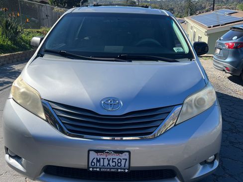 Used 2011 Toyota Sienna XLE image 1