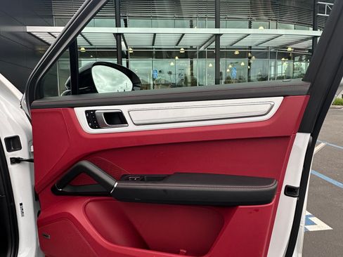 Used 2022 Porsche Cayenne E-Hybrid Coupe AWD/4WD image 11