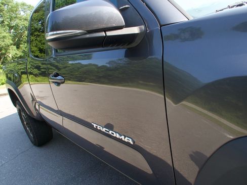 Used 2020 Toyota Tacoma TRD Off-Road AWD/4WD image 10