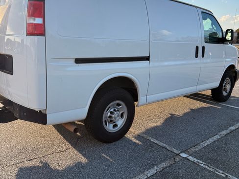 Used 2019 Chevrolet Express 3500 w/ Driver Convenience Package image 6